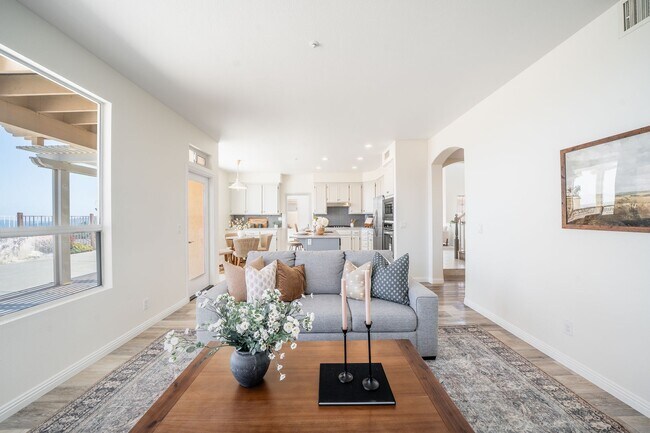 Building Photo - 4 Bedroom View Home in Emerald Heights | 3-Car Garage | Guard Gated Community