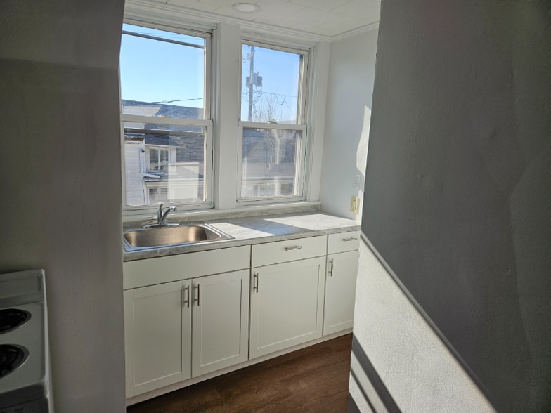 Building Photo - 205 E 2nd St