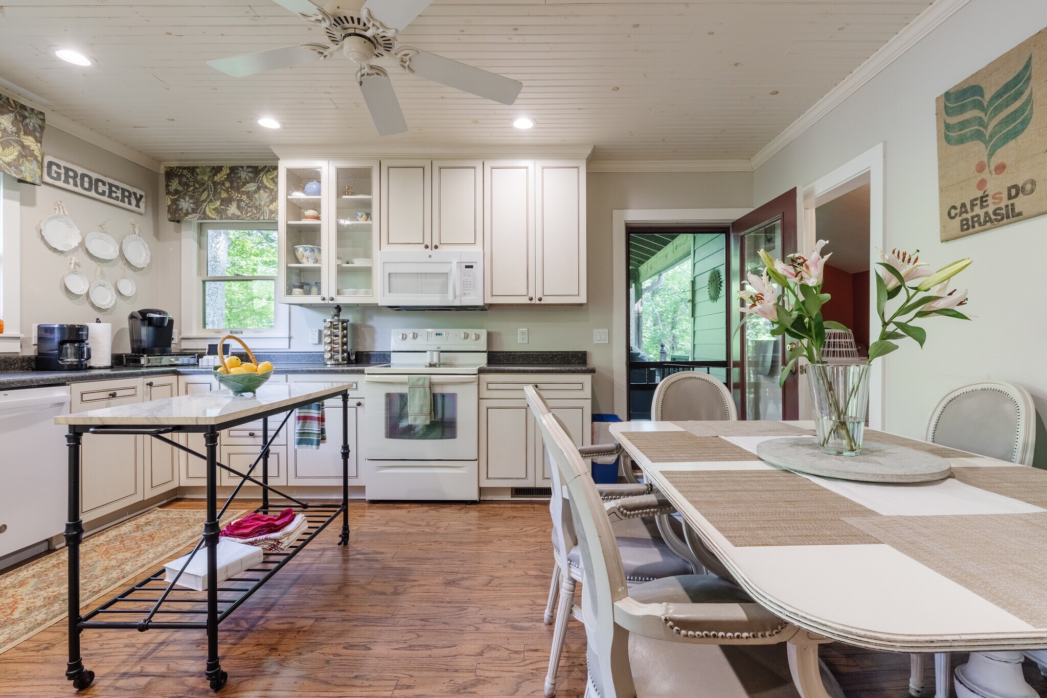 Building Photo - 520 Esseola Dr