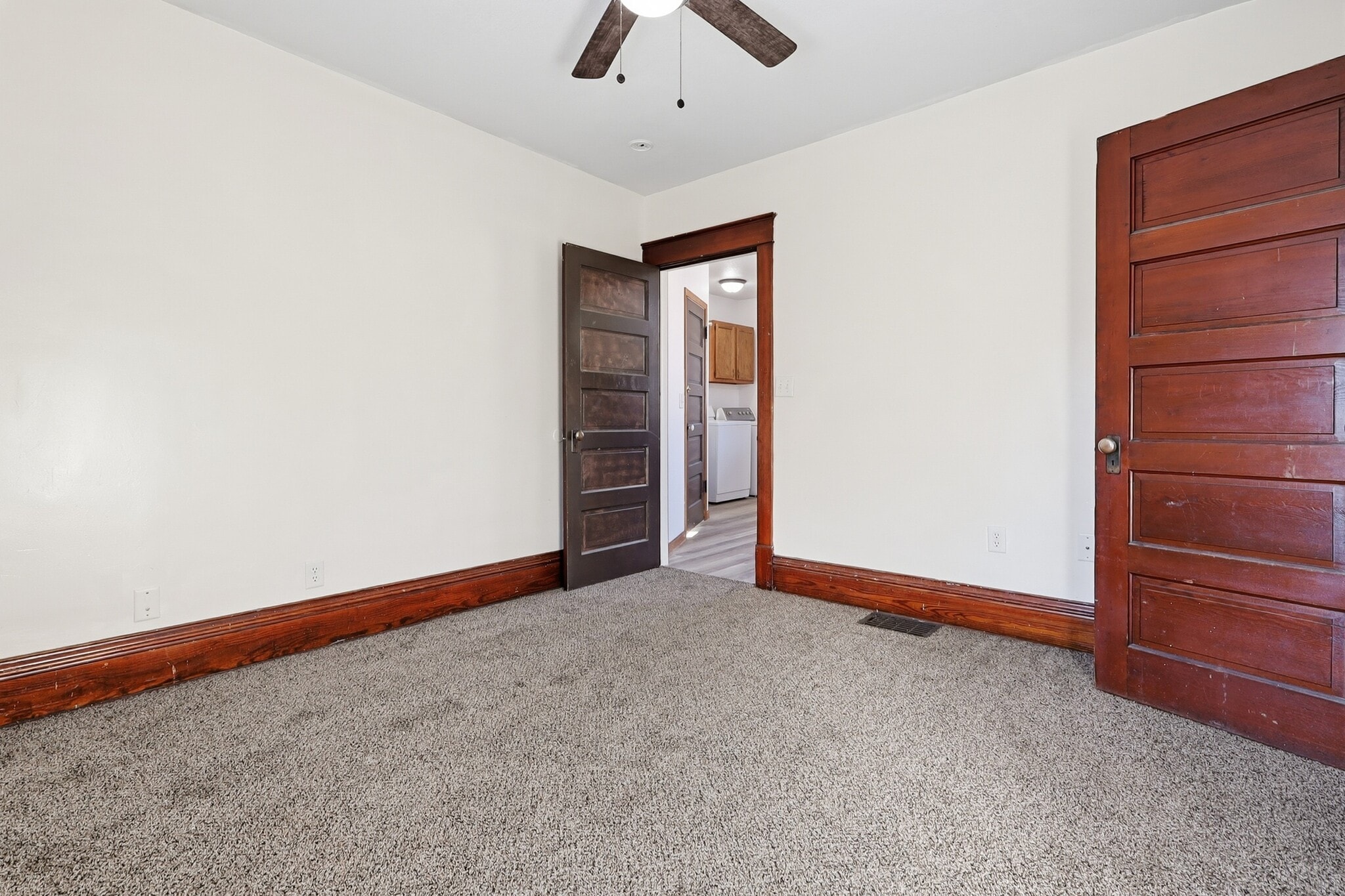 Building Photo - 104 Jessamine Ave W