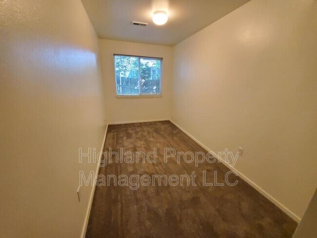 Building Photo - 324 NE Whitman St