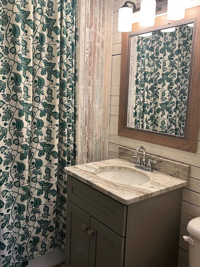 Building Photo - Beautiful Home Heart of Hartselle