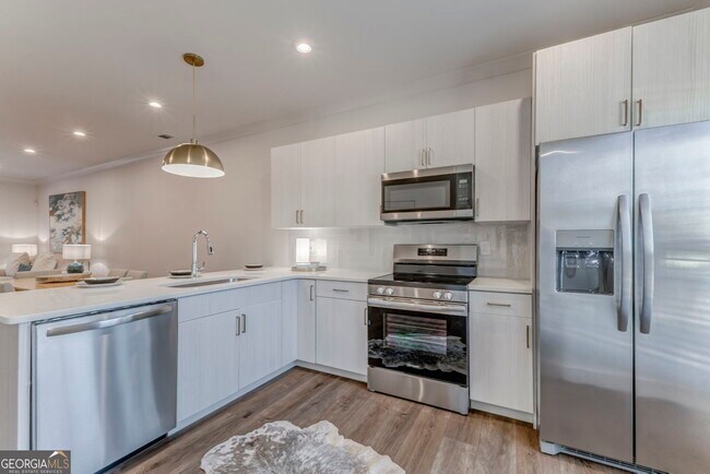 Building Photo - 121 Chateau Dr SE