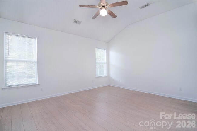 Building Photo - 550 Carlisle Dr