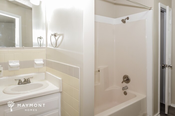 Building Photo - 111 Grant Dr