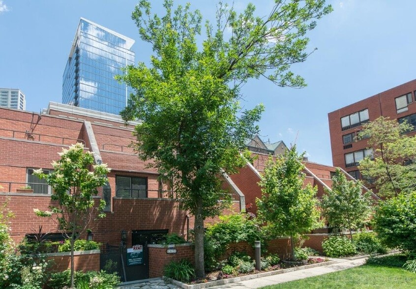 Building Photo - 1153 S Plymouth Ct