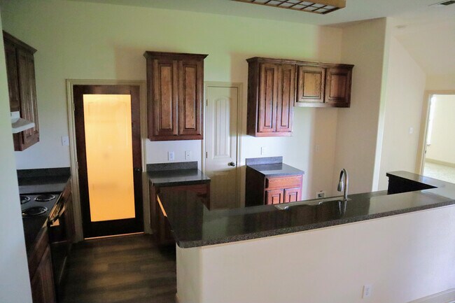 Building Photo - 1705 Hickory Dr