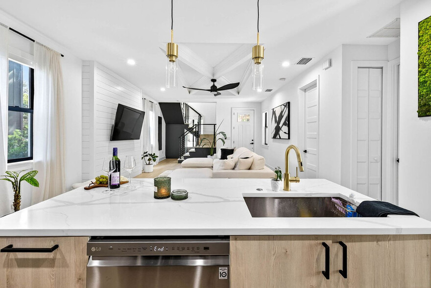 Building Photo - 1200 E Jean St