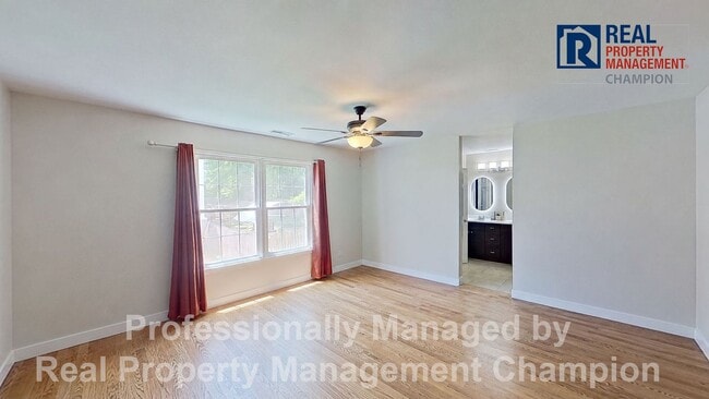 Building Photo - Charming home with open floor plan, vaulted ceilings and spacious backyard