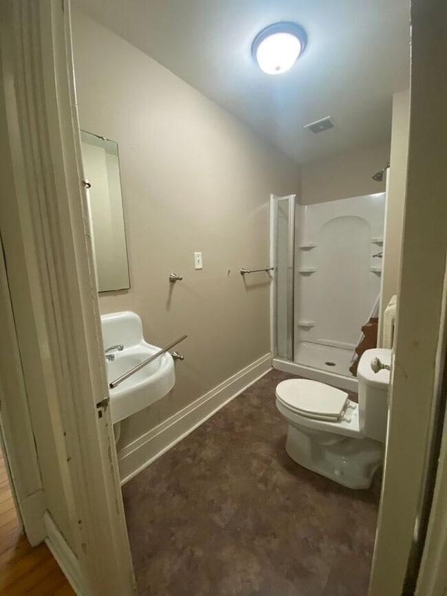 Building Photo - $2,500 | 3 Bedroom, 1.5 Bathroom House | NO PETS | Available for Immediate Move In!