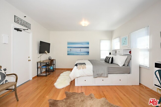 Building Photo - 26 Breeze Ave