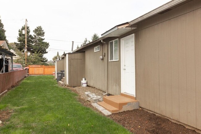 Building Photo - 4740 NE 99th Ave