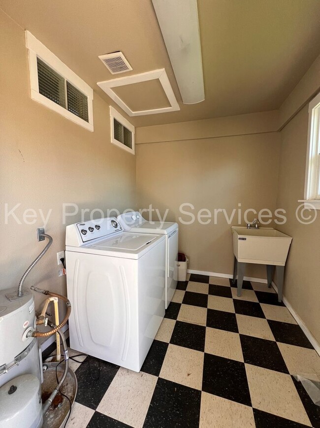 Building Photo - Charming One-Bedroom in Downtown Woodland