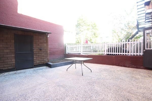 Building Photo - 164 5th St