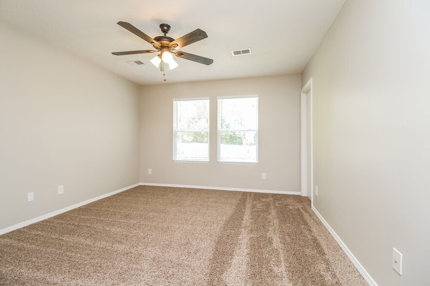 Building Photo - 2735 Sutherland Dr