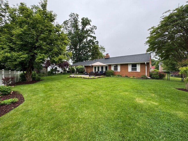 Building Photo - Gorgeous 3 Bed 1.5 Bath Single-Family Home...