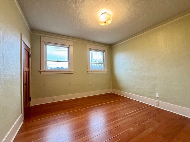 Building Photo - Queen Anne Home