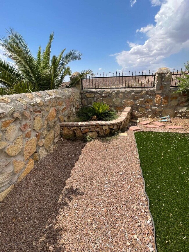 Building Photo - "Charming El Paso Oasis: 3-Bedroom Retreat...