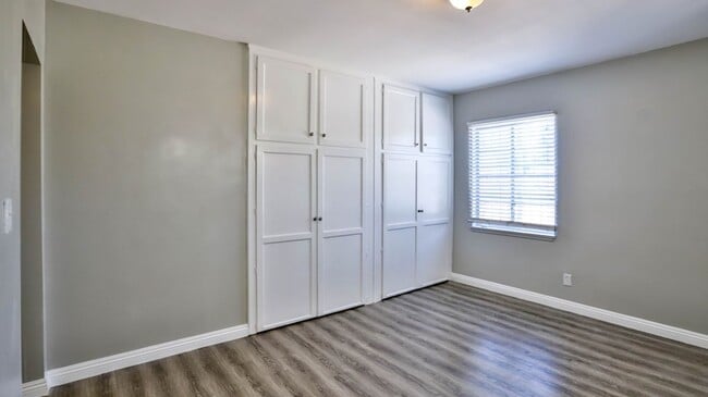 Building Photo - Fully REMODELED 3bed 2bath SFR. Great loca...