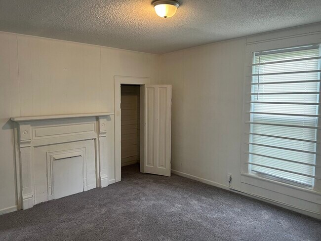 Building Photo - 2 bedroom 1 bath house