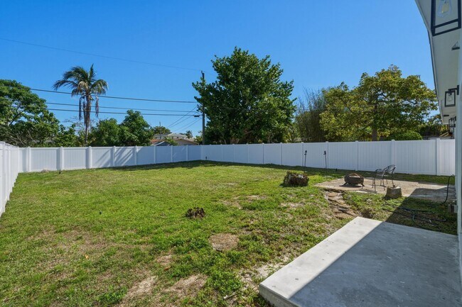 Building Photo - 461 SW 1st St