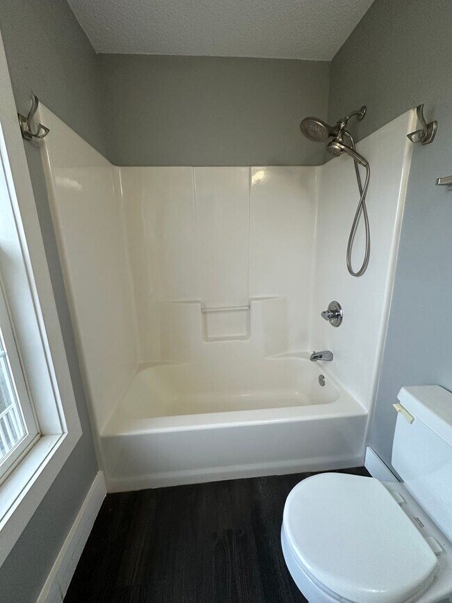 Building Photo - 4 Bedroom/3 Bathroom House in Piney Flats, TN