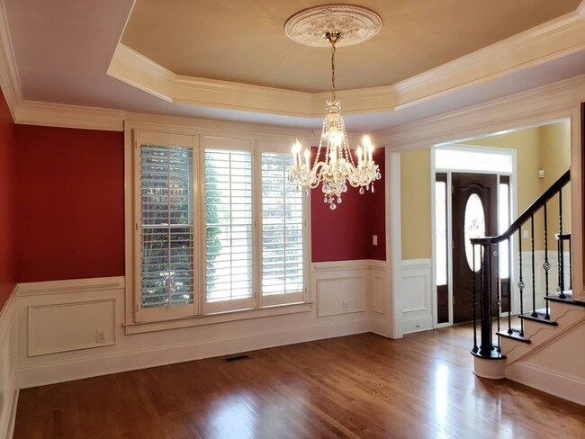 Building Photo - Johns Creek Beauty