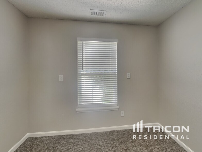 Building Photo - 8033 Lake Tree Cir