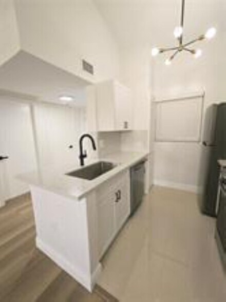 Building Photo - 2881 N Oakland Forest Dr