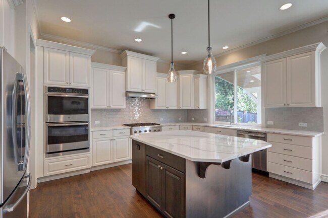Building Photo - Spacious Custom Home with High-End Finishes Near Lake Sammamish