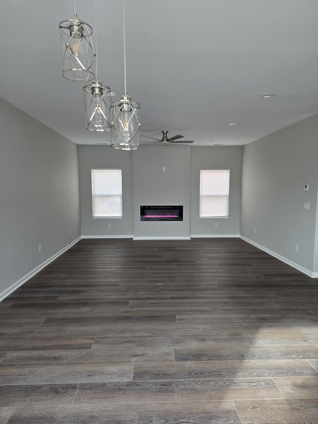 Building Photo - Welcome to your Gem Home!