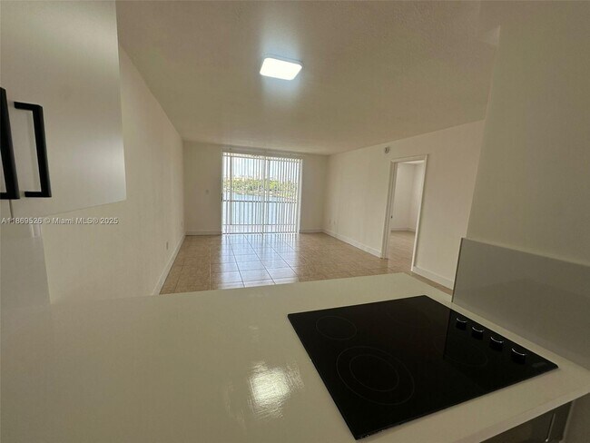 Building Photo - 2999 Point E Dr