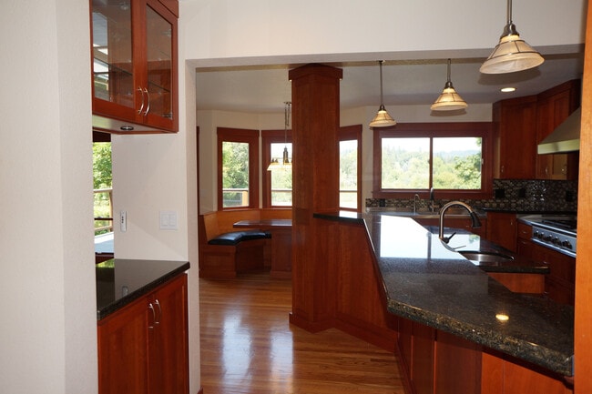 Building Photo - Stunning SW Portland (Arranmore) 4-bedroom...