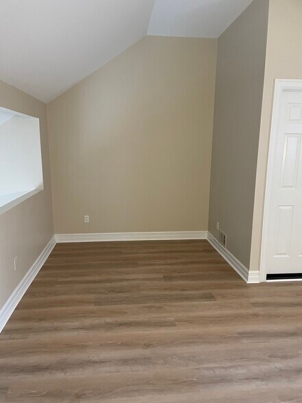 Upstairs bedroom - 2872 Davison Ave