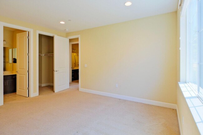 Building Photo - Stunning 5 bedroom, 4 bathroom house locat...