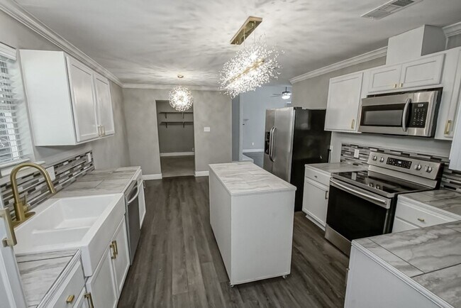 Building Photo - Gene Buckle