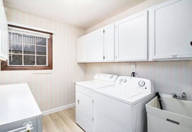 Building Photo - 6609 Merrick Dr