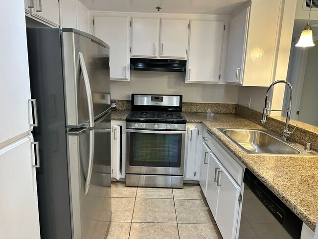 Building Photo - Walk to Eastlake! Bright 2BR/2BA Ground Floor Apartment with Tile Flooring & Parking
