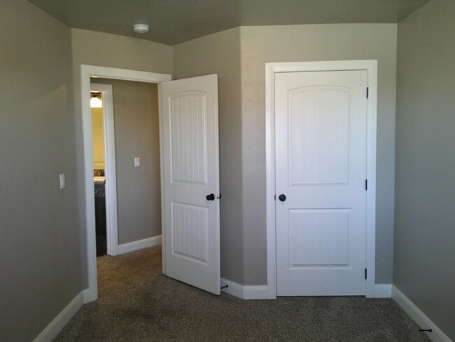 Building Photo - 3 Bed 2.5 Bath -Newer town home living in ...