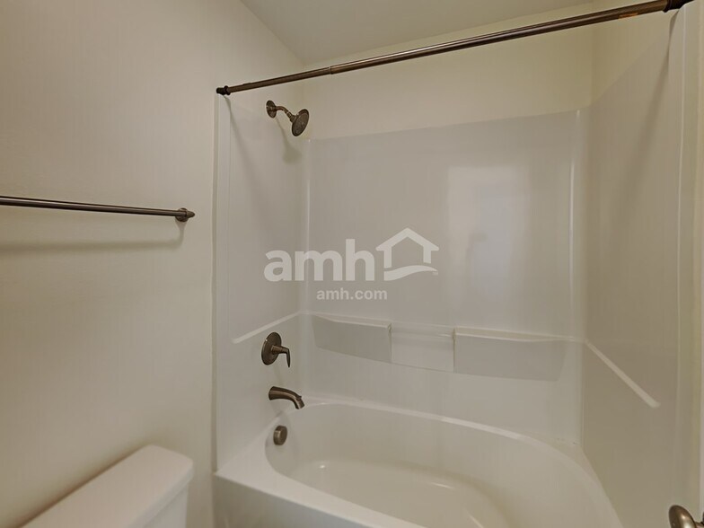 Building Photo - 524 Pine Terrace Dr