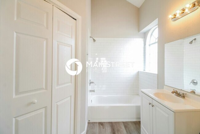 Building Photo - 4 Bedroom Pet-Friendly Home in Missouri City, TX with Main Street Renewal