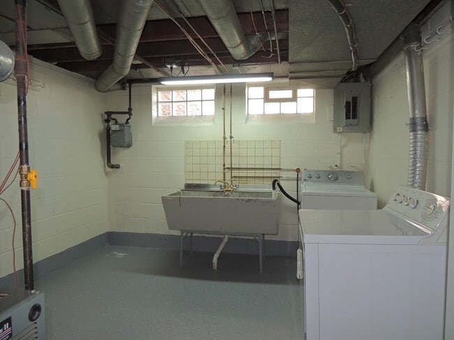 Building Photo - Astonishingly Renovated 3 Bedroom, 1.5 Bat...