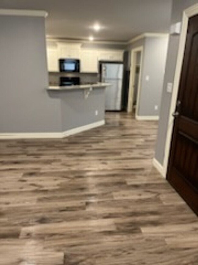 Building Photo - 3 bedroom Duplex with move in special