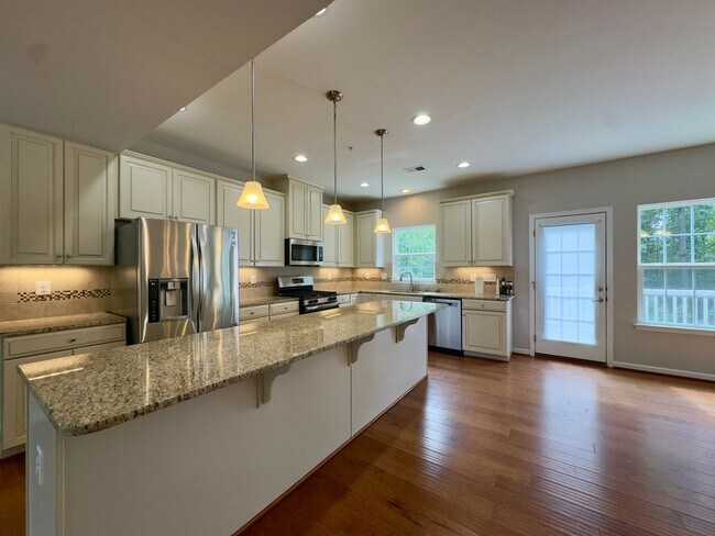 Building Photo - 1302 Dickinson Ct