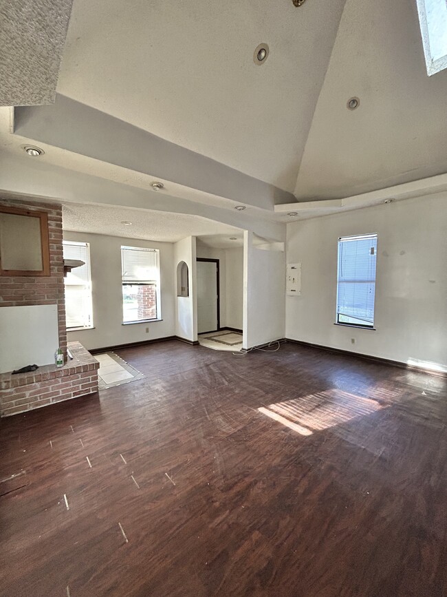 Building Photo - 1815 W 11th St