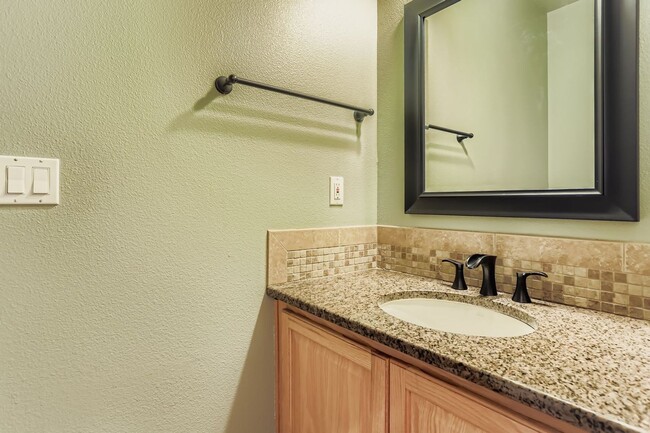 Building Photo - Spacious Bethany Home with Attached Garage, Fenced Yard, Washer/Dryer Included