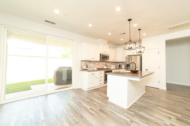 Building Photo - Newly Built 3/2.5 Woodside Home In Riverstone