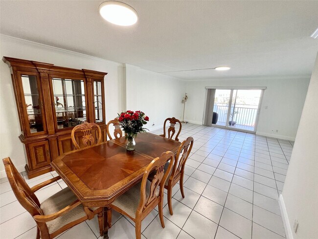 Building Photo - 400 Golden Isles Dr