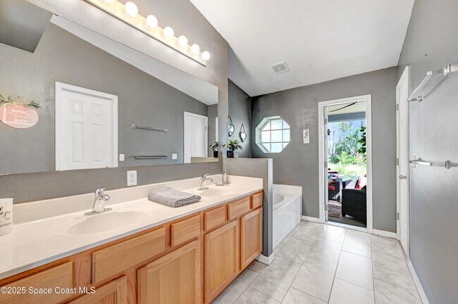 Building Photo - 1652 La Maderia Dr