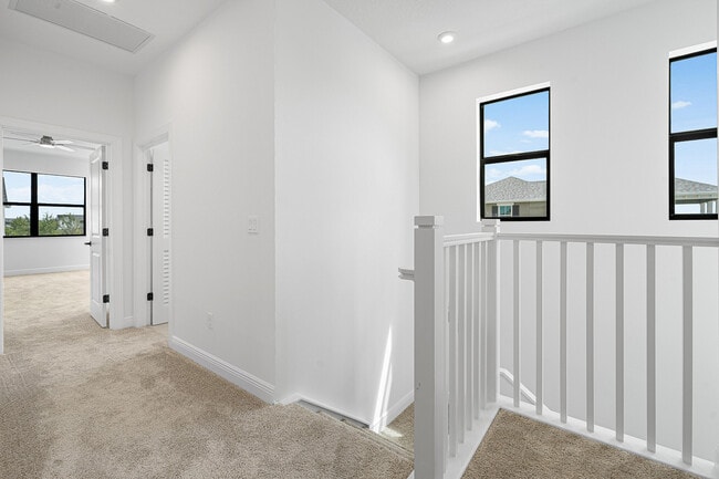 Building Photo - 920 SW Newfield Ave